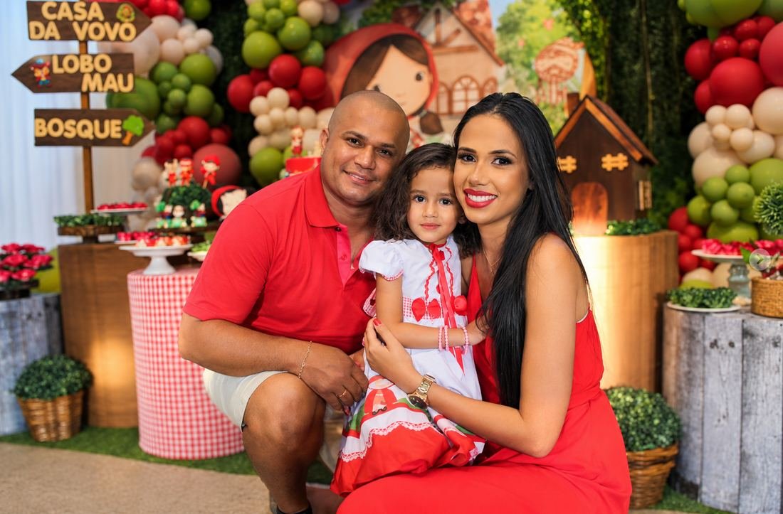 Família em festa infantil com tema Chapeuzinho Vermelho
