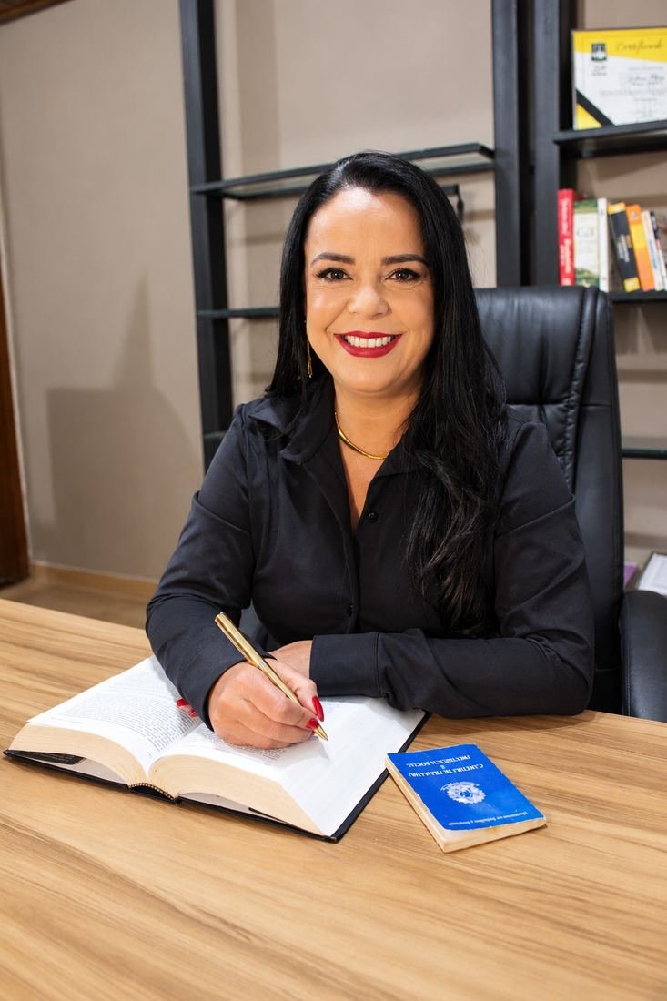 Retrato profissional de advogada escrevendo em escritório